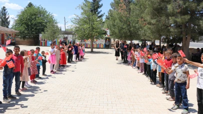 35 Yıl Sonra Sıralarına Döndü: Aslanlı Mahallesi’ne Hayırseverden Kütüphane Armağanı
