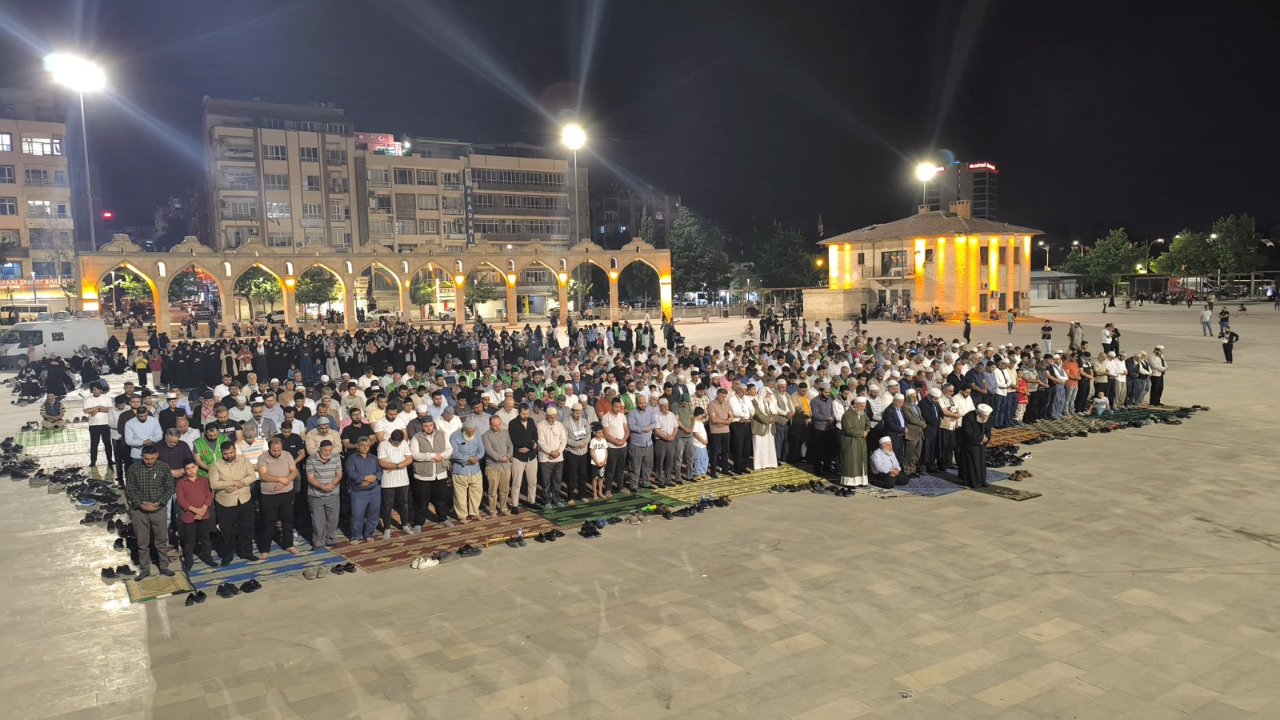 Gazze ve Mavi Marmara anısına binlerce kişi yürüdü